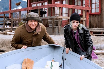 Harry Vanderspeigle (Alan Tudyk) and Liza Vanderspeigle (Taylor Blackwell) move a canoe on Resident Alien Episode 405.
