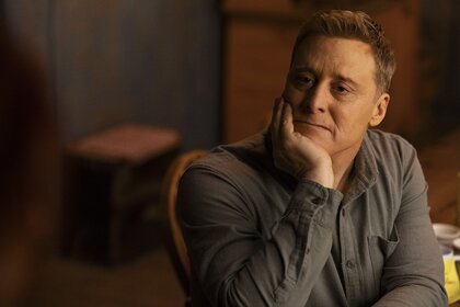 Harry Vanderspeigle (Alan Tudyk) rests his head in his hand on Resident Alien Episode 406.
